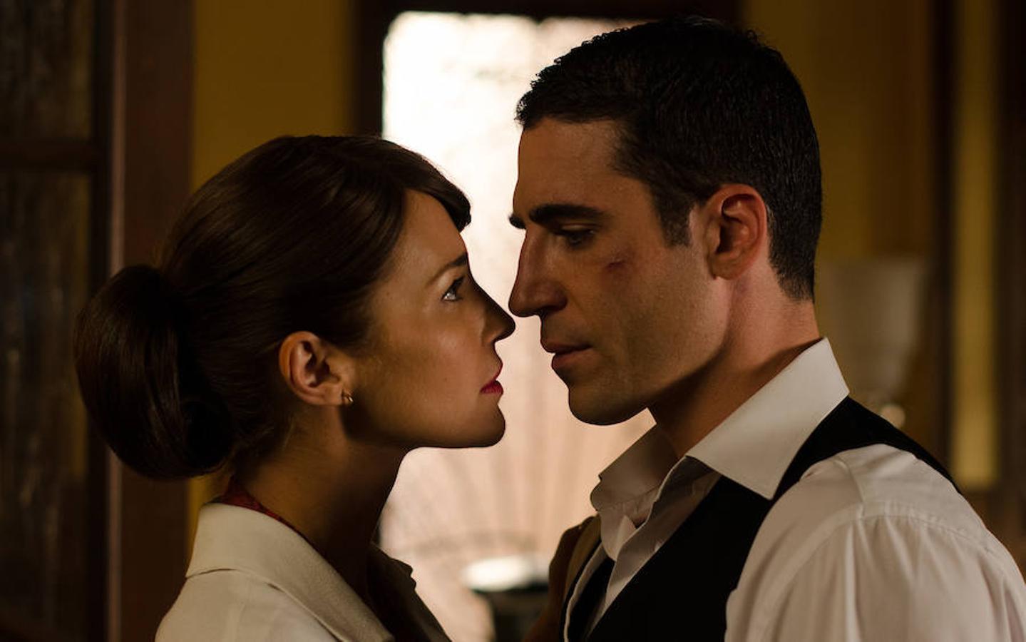 Alberto y Ana mirándose fíjamente a los ojos.