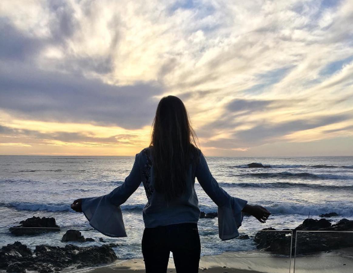 Esta es la famosa foto que colgó en su cuenta de Instagram donde aparece con blusa gris bordada de Zara, que se agotó a las pocas horas.
