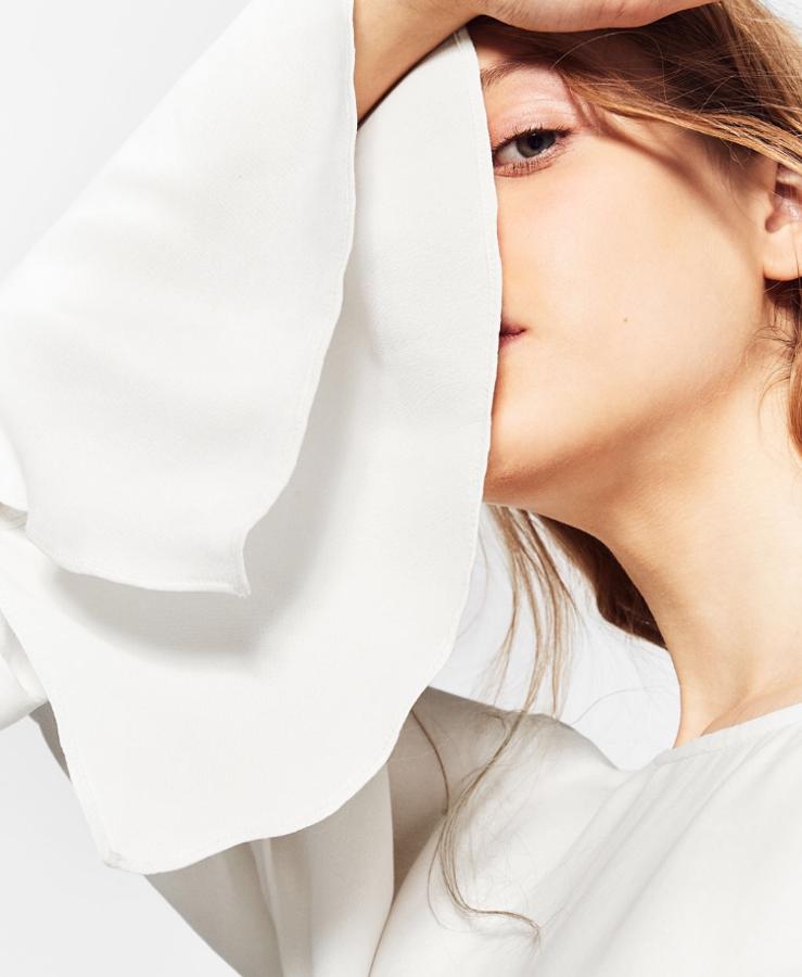 Blusa de color blanco de Zara con mangas acabadas en volante. 25,95 euros.