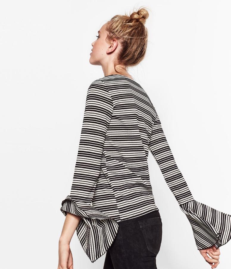 Jersey canalé con mangas acabadas en volante de Zara. Cuesta 12, 95 euros.