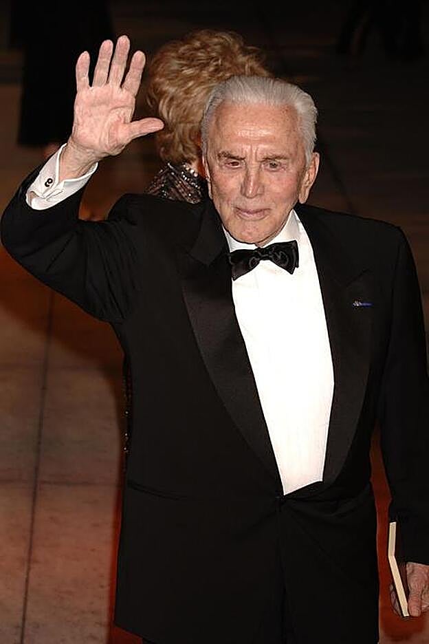 Kirk Douglas cumple 100 años rodeado de su familia y amigos.