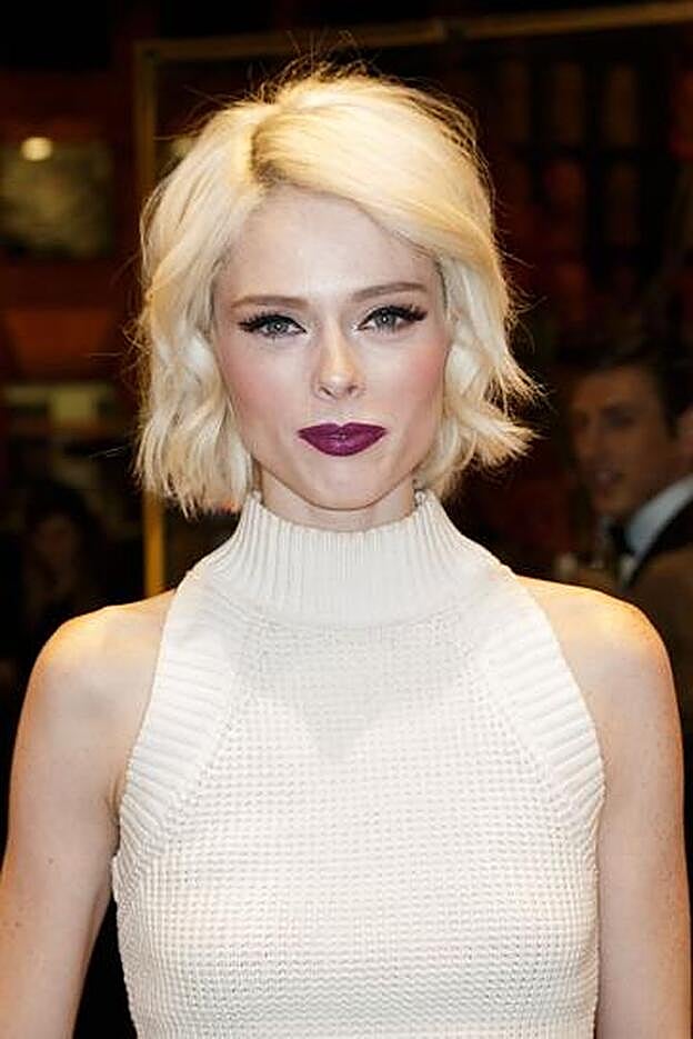 La modelo Coca Rocha acudía a un evento en Vancouver con un beauty look sofisticado. Bob ligeramente ondulado, eyeliner negro y pestañas XXL, y labios frambuesa.