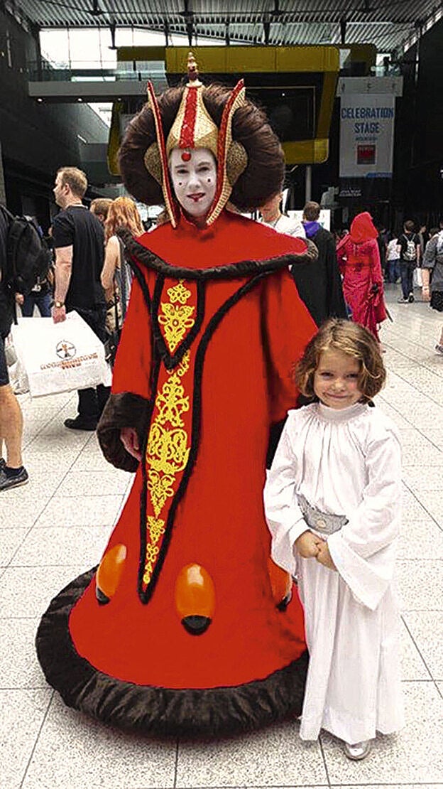 Mujeres y niñas disfrazadas de personajes de la saga en la Star Wars Celebration de Londres, el evento anual para fans de la franquicia galáctica.
