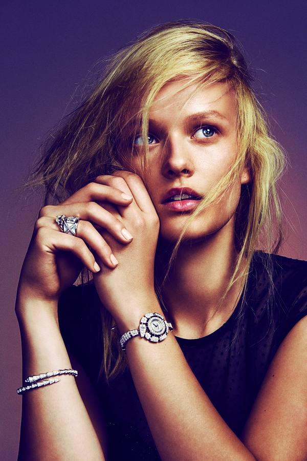 Reloj y pulsera de brillantes de Bulgari. Los anillos pequeños son de Ansorena y el grande de Tanes. Body de Bershka.