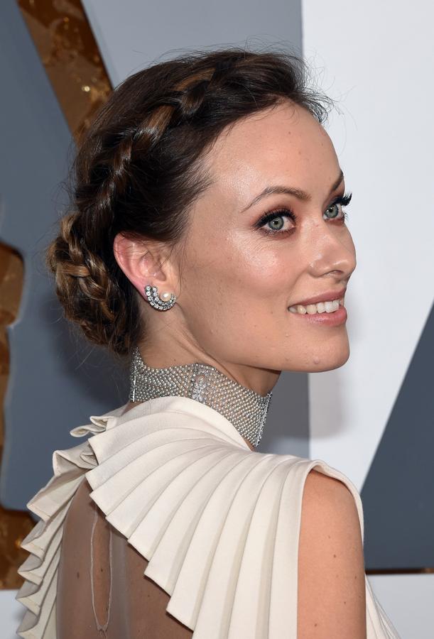 La actriz Olivia Wilde acompañó su vestido de corte romántico con un acertado recogido. Una trenza lateral que terminaba en un moño trenzado.