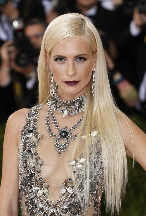 En 2016 ha vuelto la melena lisa como demostraron las famosas en la alfombra roja de la gala Met. Entre ellas, la modelos Poppy Delevingne, que la lució con raya a un lado.
