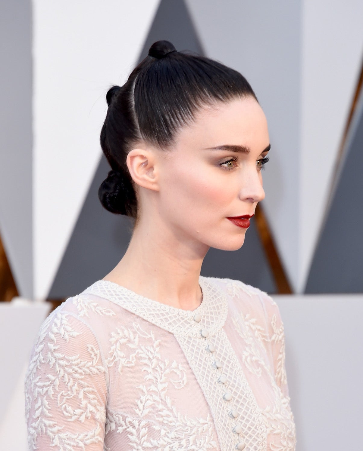 La actriz lució piel de porcelana en la alfombra roja de los Oscar 2016 y el peinado más original: tres moñetes con acabado pulido.