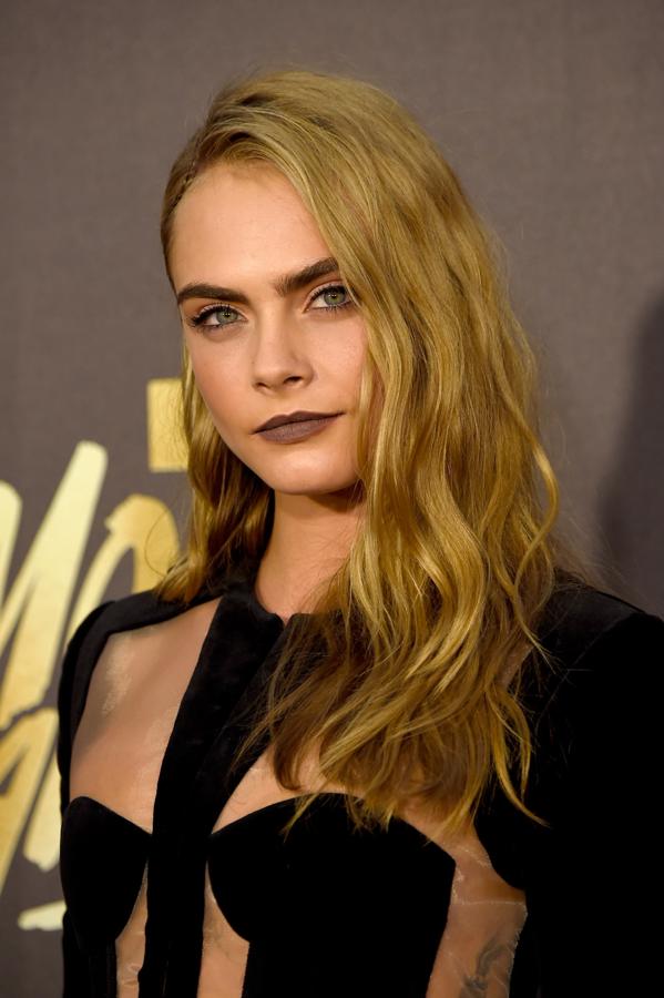 Una de las tendencias de maquillaje de este año han sido los labios marrones que ya se llevaron en los 90. La modelo y actriz Cara Delevingne los lució en los MTV Movie Awards con acabado mate y combinándolos con un fino eyeliner.