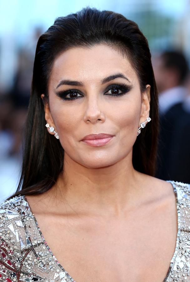 La actriz Eva Longoria lució un ahumado en color negro en el festival de cine de Cannes.