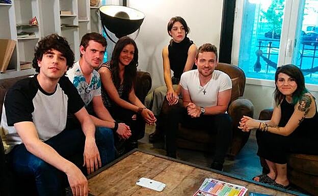 De izquierda a derecha, Javier Calvo (Fer), Gonzalo Ramos (Julio), Sandra Blázquez (Alma), Leonor Martín (Cova), Adam Jezierski (Gorka) y Angy Fernández (Paula).