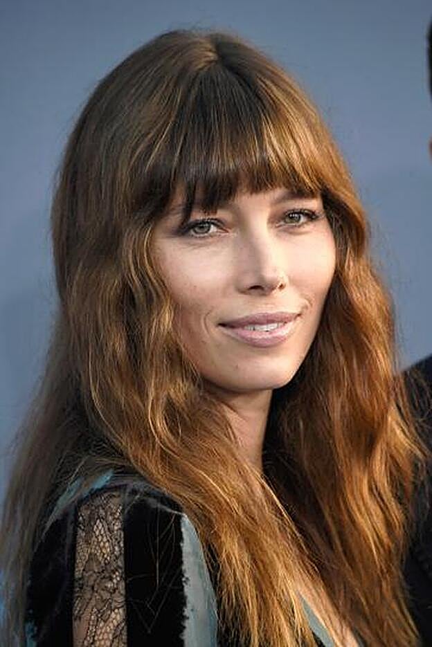 Jessica Biel con melena larga y flequillo.