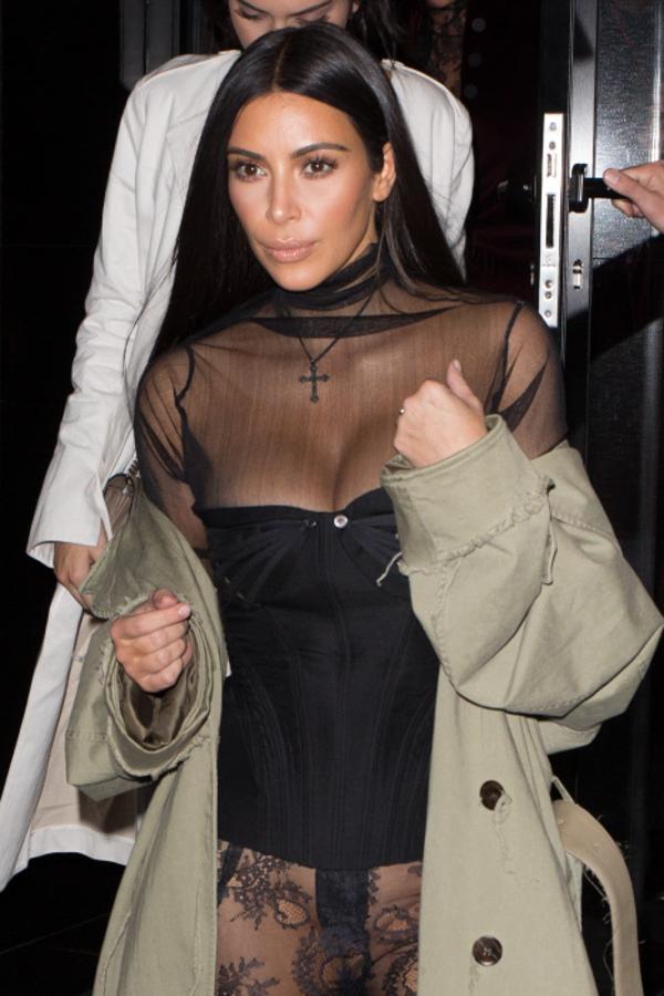 El mono de KIm Kardashian nos tiene impactadas, sobre todo por el frenazo que tiene a la altura de... ahí, donde el abdomen pierde su bonito nombre.