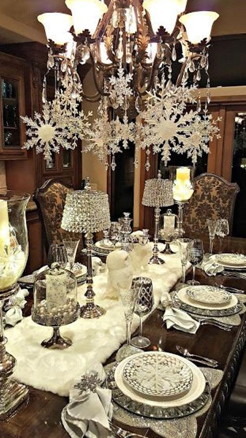 Una propuesta mucho más barroca, con el plata, el blanco y la piel como elementos principales.