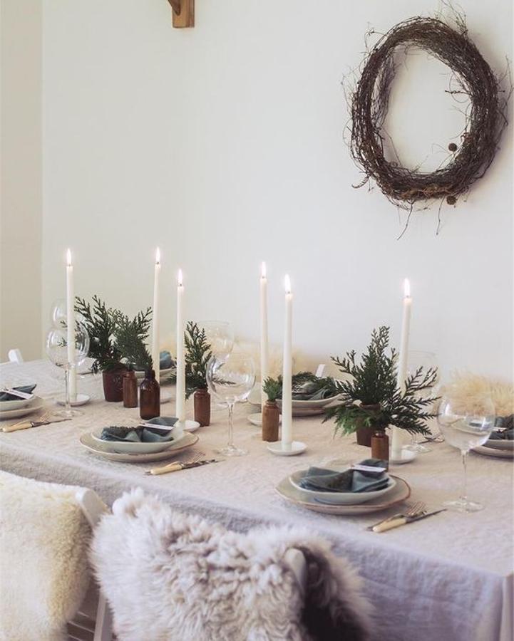 La calidez de la madera, la piel y estos detalles naturales convierten esta mesa en una idea perfecta.