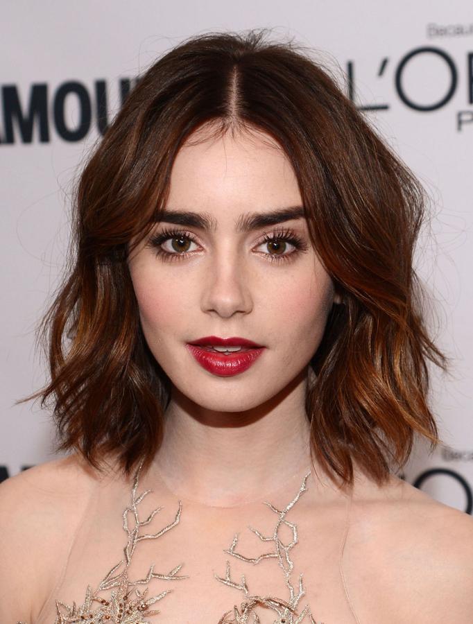 Si te has cortado la melena y luces un bob copia a Lily Collins y atrévete con el waby bob. Hazte unas ondas ligeras de medios a puntas, si tienes el pelo muy liso, si lo tienes ligeramente ondulado, solo tendrás que secarlo con difusor hacia abajo. Define las puntas con sérum o un producto texturizador.