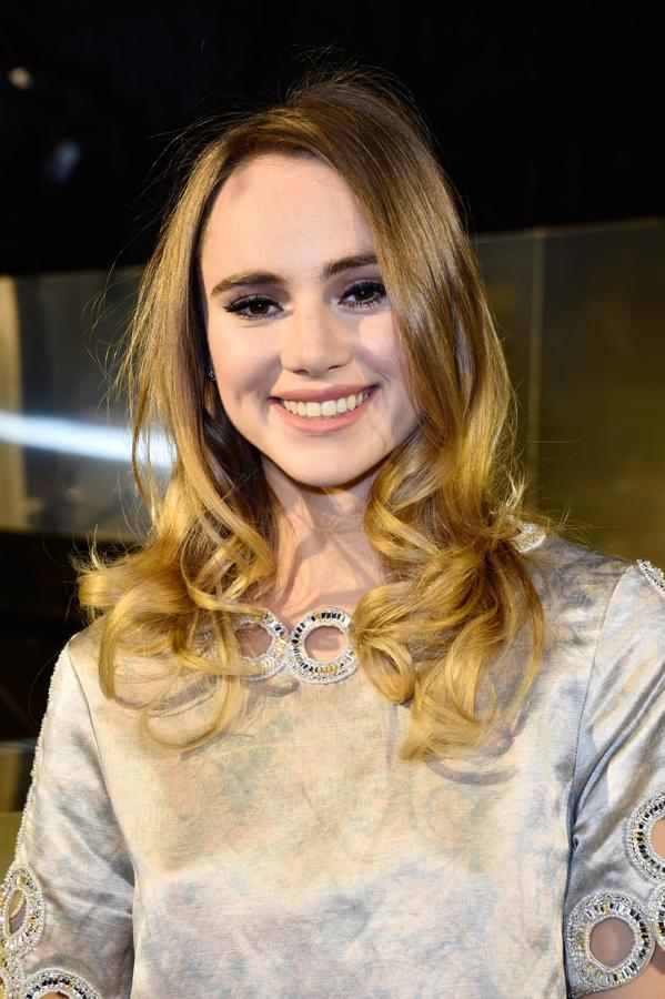 Hazte unas ondas de medios a puntas como Suki Waterhouse para darle a tu melena o media melena movimiento y glamour. Necesitarás unas planchas de pelo o tenacillas o unos rulos.