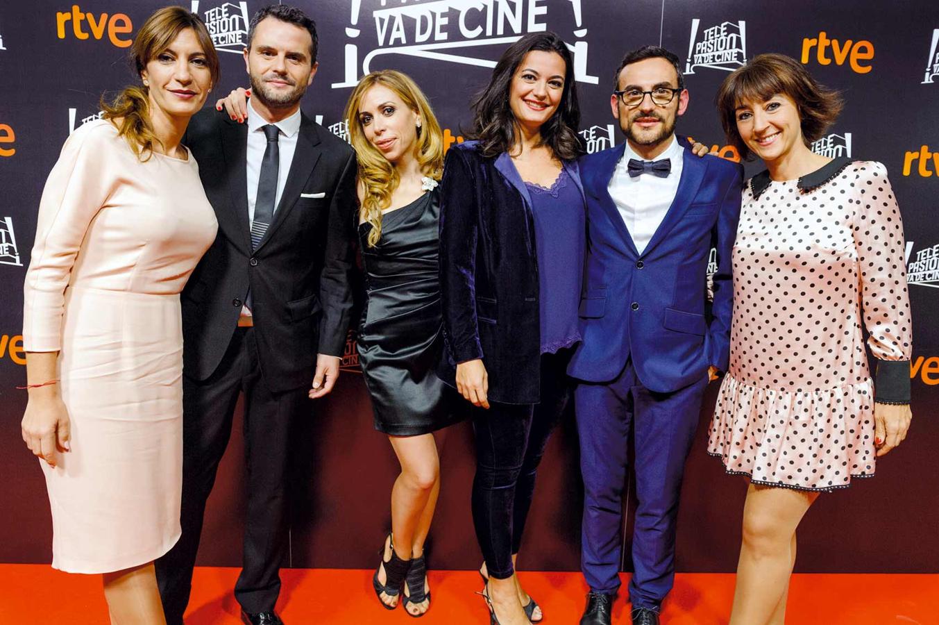 El equipo del programa de reportajes posa a su llegada.