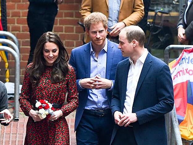 Kate Middelton accesorizó el vestido con un cinturón negro y salones en el mismo tono