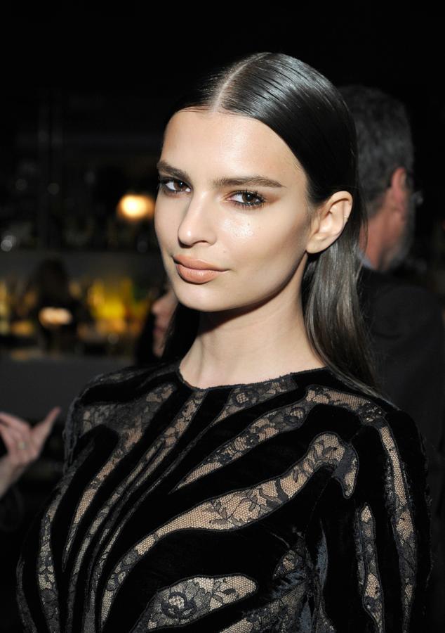 El wet look es un clásico para Nochevieja. Podrás lucirlo en melenas largas como Emily Ratajkowski, con raya en el medio, a un lado o sin raya. Pero también en cortes bobs, medias melenas y pixies.
