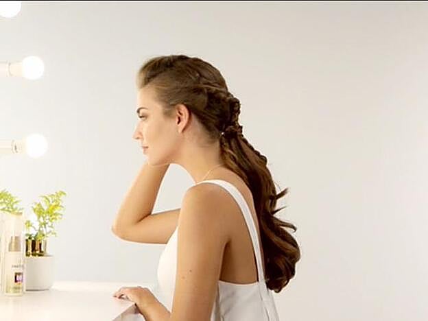 Clara Alonso, embajadora de Pantene, con coleta trenzada, un peinado que puedes copiar para estas fiestas.