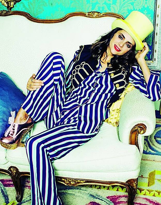 Macarena con chaleco de La Condesa; traje y chistera de Mimoki; zapatos de Irregular Choice y anillos de Montblanc.