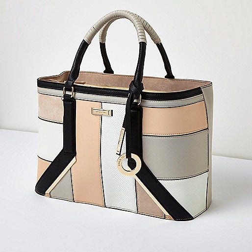 Bolso de colores beige negro, blanco y crema de River Island (Precio: 30€ rebajado de 60€)