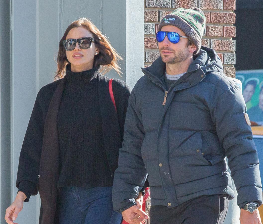 La modelo Irina Shayk y el actor Bradley Cooper, de 30 y 41 años respectivamente, están esperando el que será el primer hijo para ambos pero además parece que también podrían pasar por la vicaría, dado que desde hace unas semanas la rusa pasea con un impresionante anillo en la mano. Aunque si la boda se celebra con la misma discreción con la que llevan su relación quizá nos enteremos después de que se hayan intercambiado los anillos.