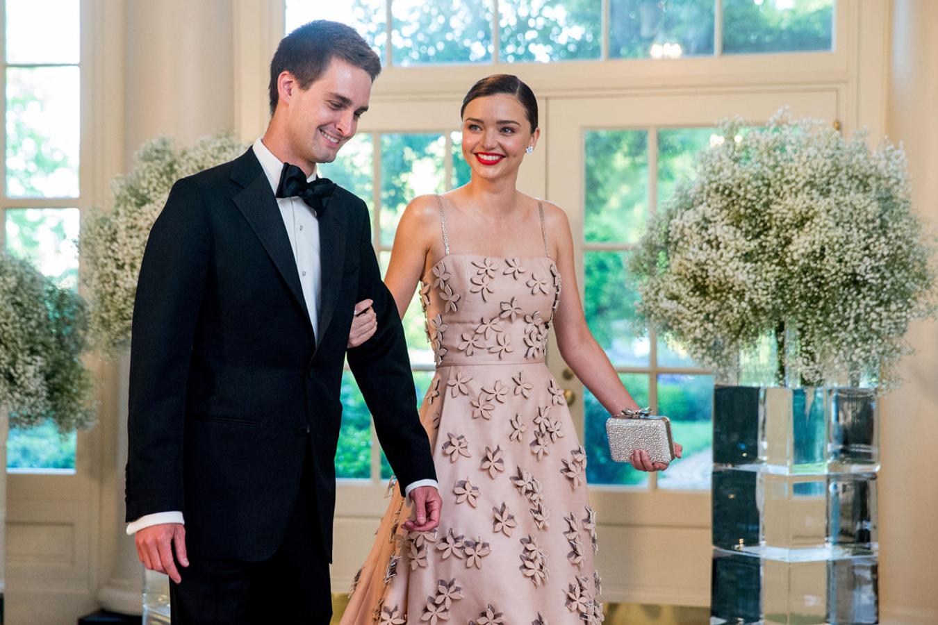 La modelo Miranda Kerr, de 33 años, y el fundador de Snapchat, Evan Spigel, de 26, se comprometieron el pasado mes de julio. Esta será la segunda boda para la australiana, que ya estuvo casada con el actor Orlando Bloom, padre de su hijo Flynn.