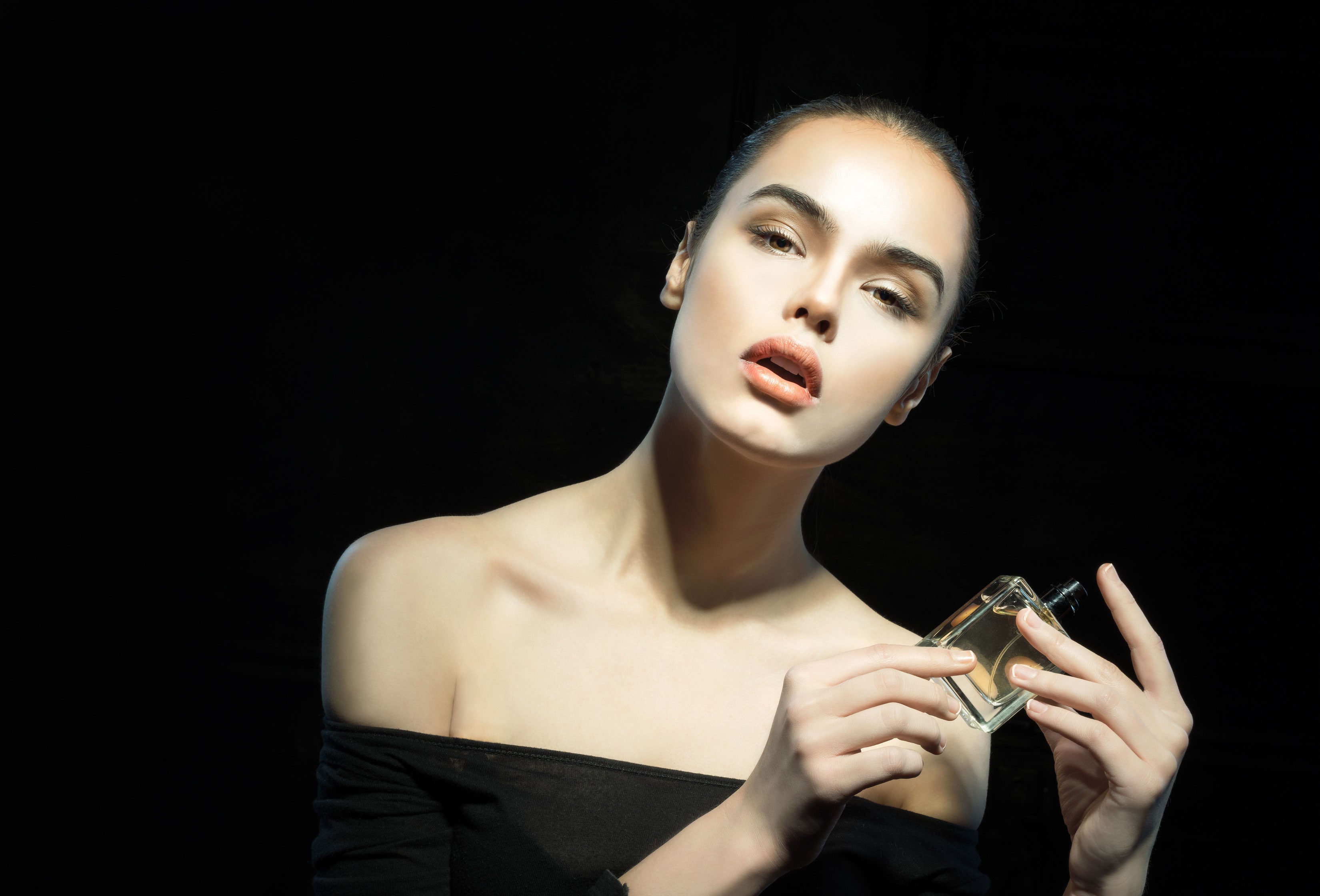 Parece el regalo más fácil, el que requiere menos esfuerzo. Pero si lo que quieres es demostrarle a alguna de las mujeres que hay en tu vida (amigas, madre, tías, hermanas, compañeras...) lo que de verdad significan para ti, un perfume es la forma más audaz y poética de conseguirlo. La más intensa, duradera y cargada de significado. Y la más agradecida. Porque si conectan con esa fragancia, puedes estar segura de que cuando alguien les haga un cumplido sobre lo bien que huelen, tardarán medio segundo en contarle con orgullo que fuiste tú quien les descubrió su aroma favorito.