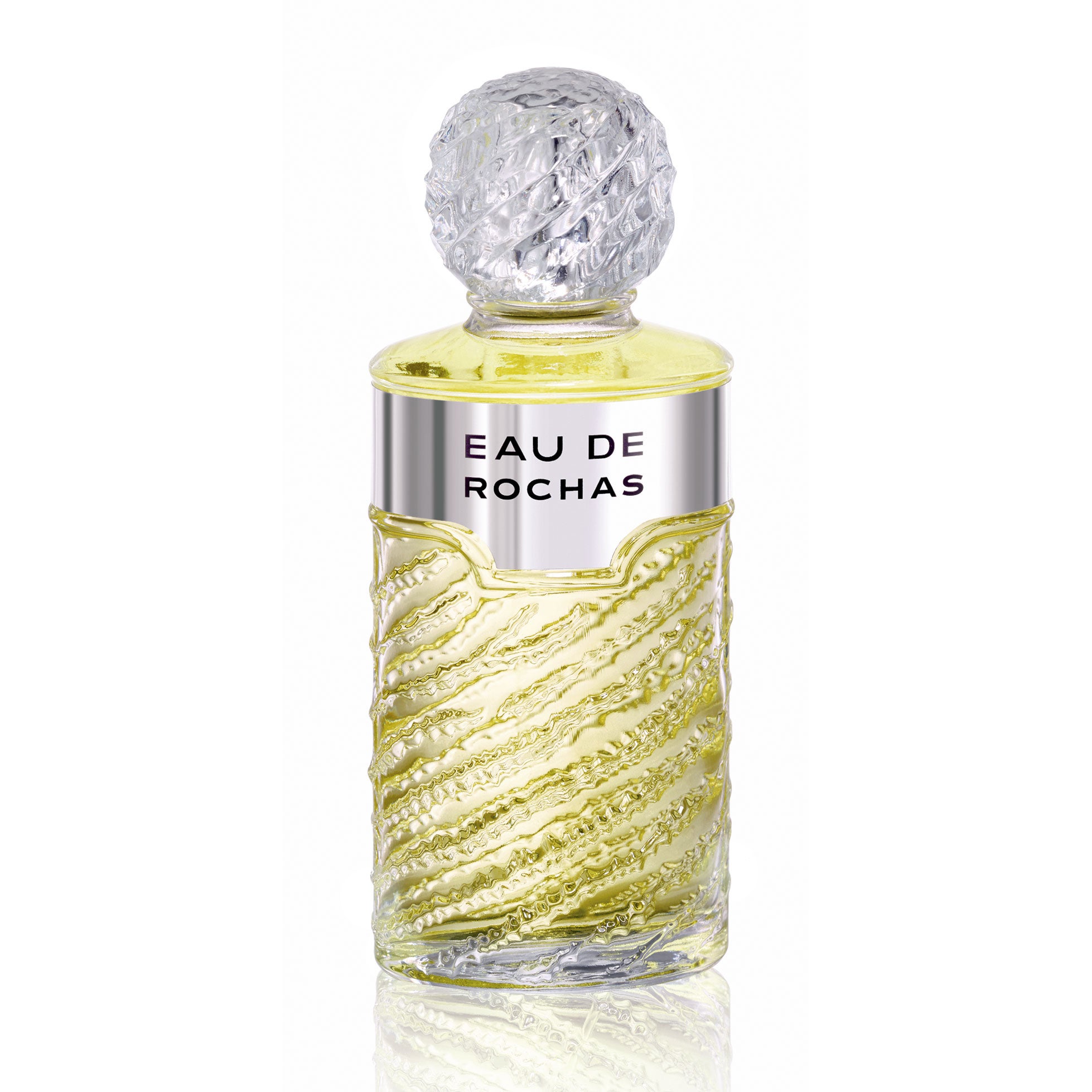 Sorpréndela con un aroma clásico como Eau de Rochas, que os recuerda a esa infancia en común (vuestras madres lo llevaban), pero que sigue manteniendo un de halo vintage contemporáneo. Eau de Rochas (72 €).