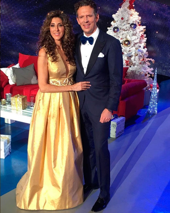 La presentadora escogió un vestido dorado con escote en pico y detalle en la cintura firmado por el diseñador Alejandro de Migueles.