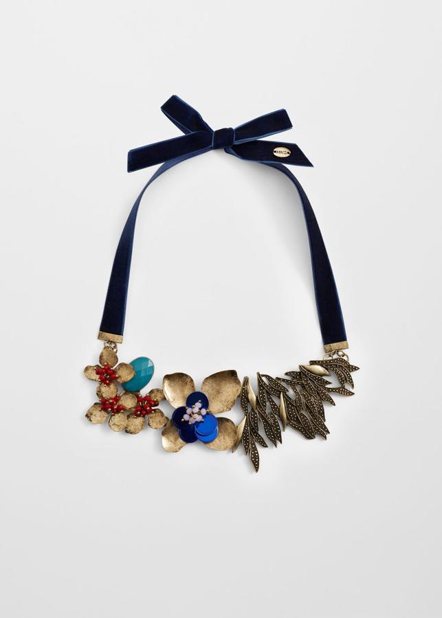 Collar de flores de Mango. Dará un toque de color a tus looks de invierno. Precio: 9,99 euros.