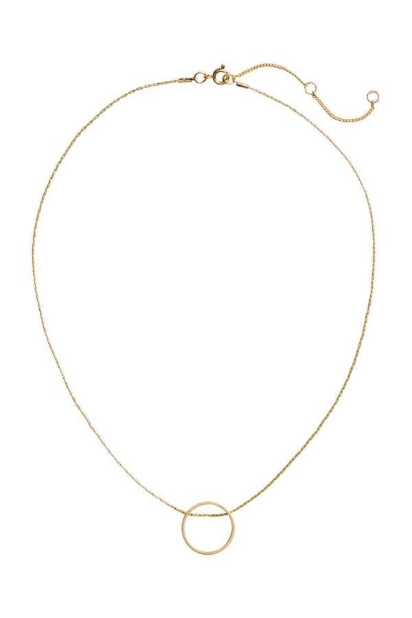 En color dorado, este discreto colgante pegará con todos tus looks. Es de H&M y cuesta 1,99€. Solo disponible online.
