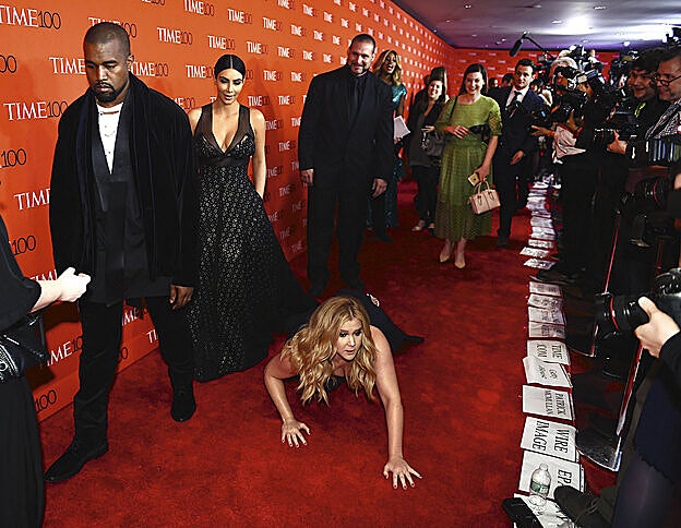 En la alfombra roja de una celebración de la revista Time, Amy "cayó" a los pies de Kanye West y Kim Kardashian, pero pasaron de ella.
