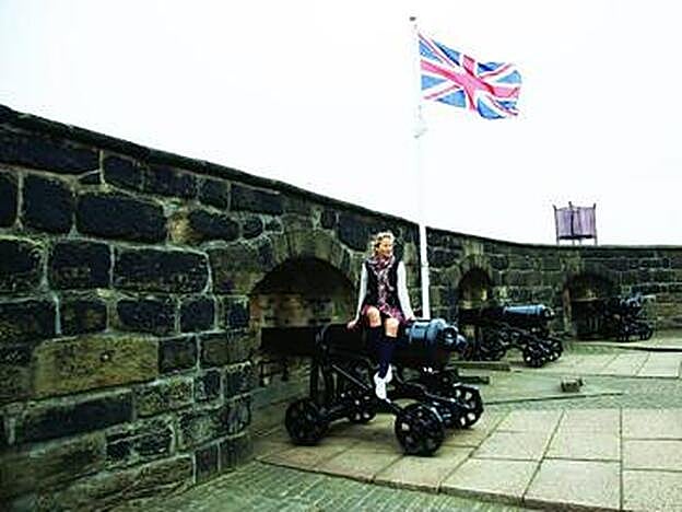María sobre uno de los cañones del Castillo de Edimburgo.