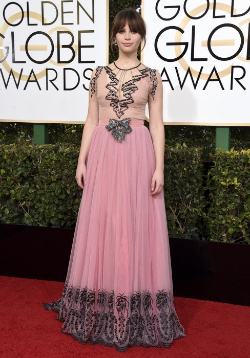 Delicada, dulce, naif... y perfecta. Felicity Jones acierta de lleno con su vestido de Gucci.