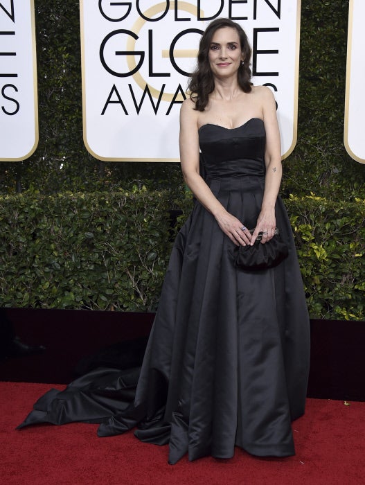 Una cosa es que los '90 hayan vuelto, pero Winona no defiende esta tendencia tan bien como Sienna Miller, y su vestido de Viktor&Rolf no nos convence.