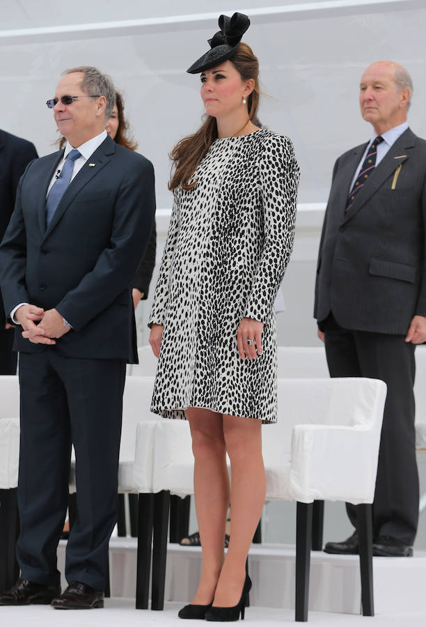 En la recta final del embarazo de George, Kate Middleton amadrinaba el crucero Royal Princess en el puerto de Southampton con un vestido-abrigo print animal la firma británica Hobbs que en su día rondaba los 200 euros.