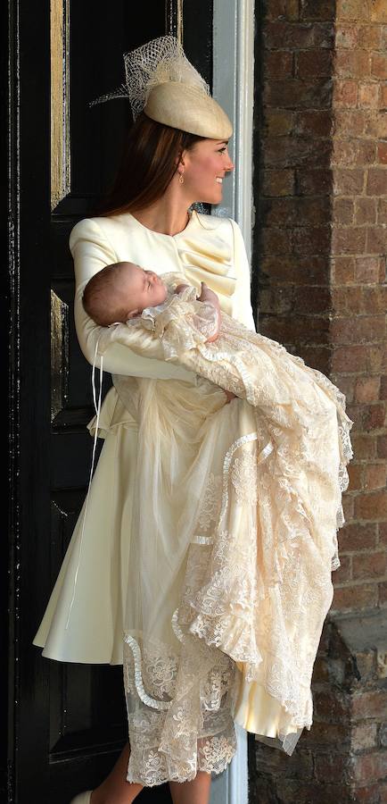 En octubre de 2013, los duques de Cambridge bautizaron al príncipe George en la capilla real del palacio St. James de Londres y para esta ocasión se decantó por un Alexander McQueen de Sarah Burton compuesto por un vestido y una chaqueta con volantes.