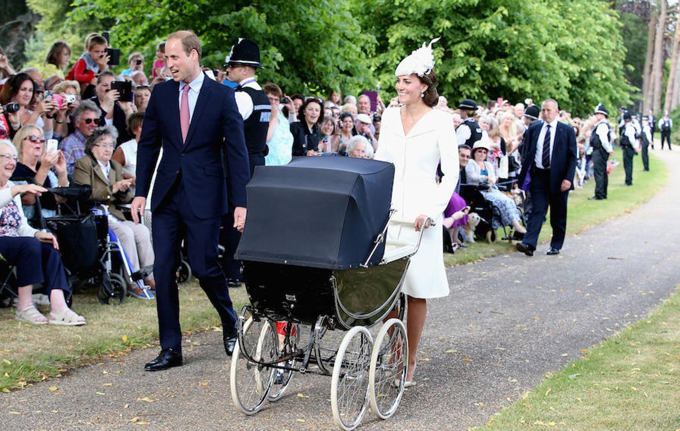 Como en el día de su boda y el bautizo de George, la duquesa confió en Sarah Burton que diseñó un vestido y una chaqueta color crudo que combinó con un tocado.