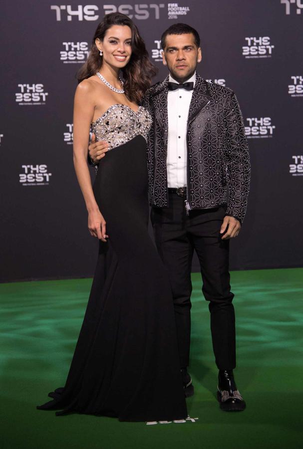 Dani Alves posa con la modelo catalana en la primera gran gala del deporte este año.