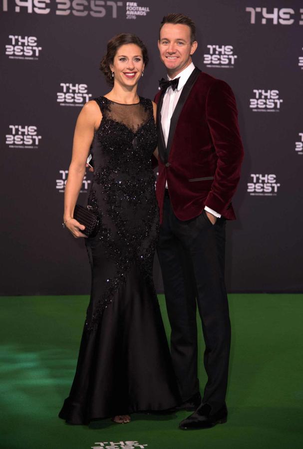 La mejor futbolista del mundo posa con su marido en la alfombra verde.
