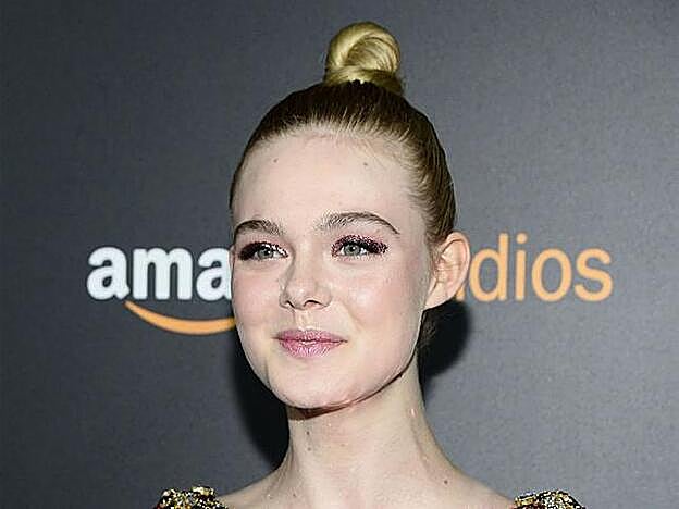 La actriz Elle Fanning con maquillaje glitter en los ojos.
