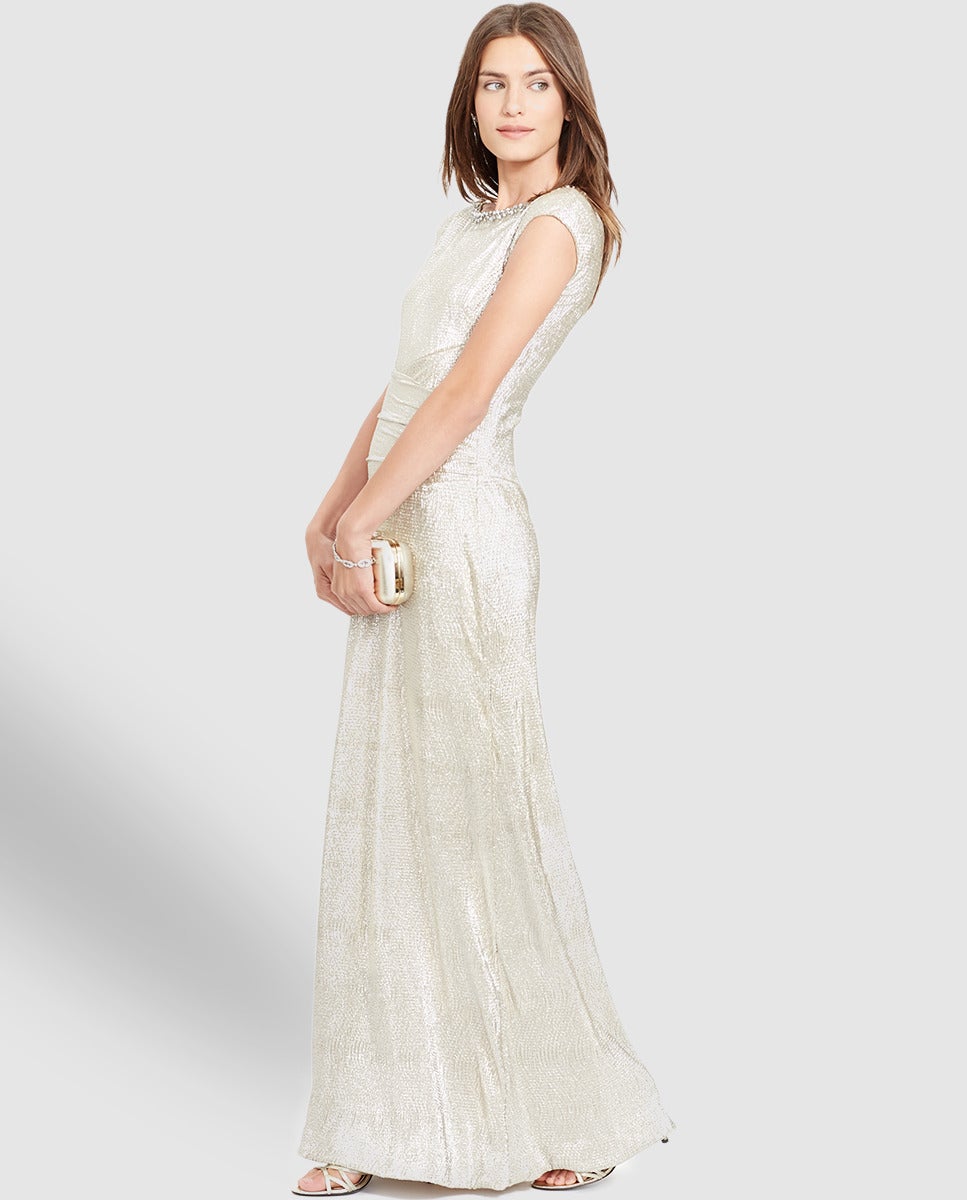 Un vestido perfecto para una novia sofisticada y muy elegante. Combínalo con unas sandalias de tacón y un sencillo tocado joya. (Precio: 129 euros).