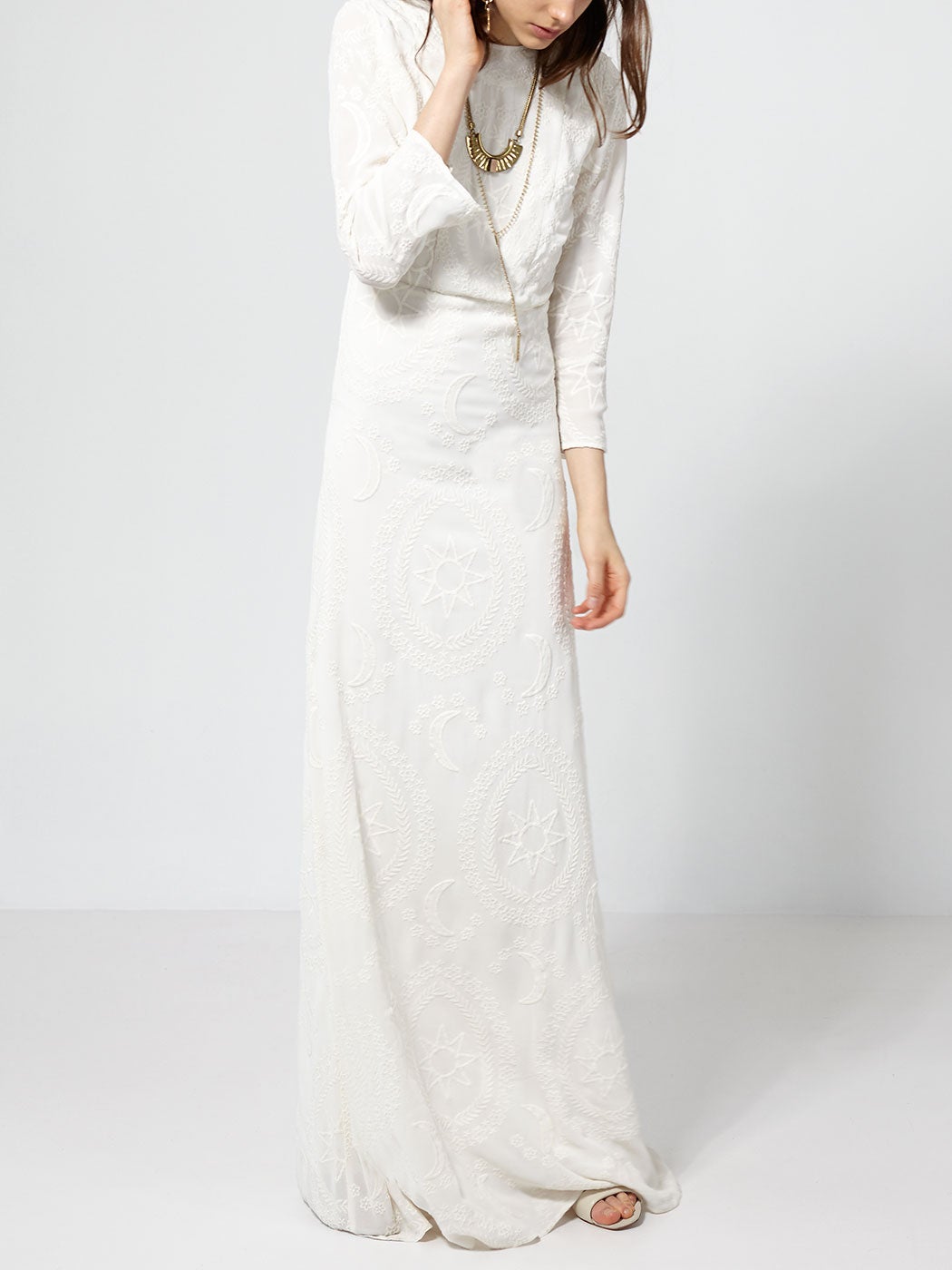 Para una novia 'hippy', nos quedamos con esta opción. Si eres tú, cásate descalza en la playa, ponte flores en el pelo, y luce muchos collares de diferentes largos y tamaños. (Precio: 258 euros)