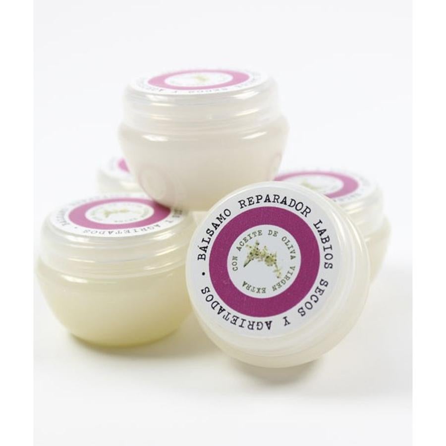 De composición natural a base de Aceite de Oliva Virgen Extra, manteca de Karité, manteca de cacao y vitamina E. Ideal para los labios secos y agrietados. Mantendrá la hidratación por mucho tiempo. (6,50, en www.zaytasaove.es)