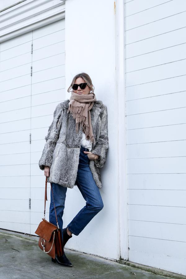 Fashion me Now con abrigo de pelo, bufanda y gorro de punto