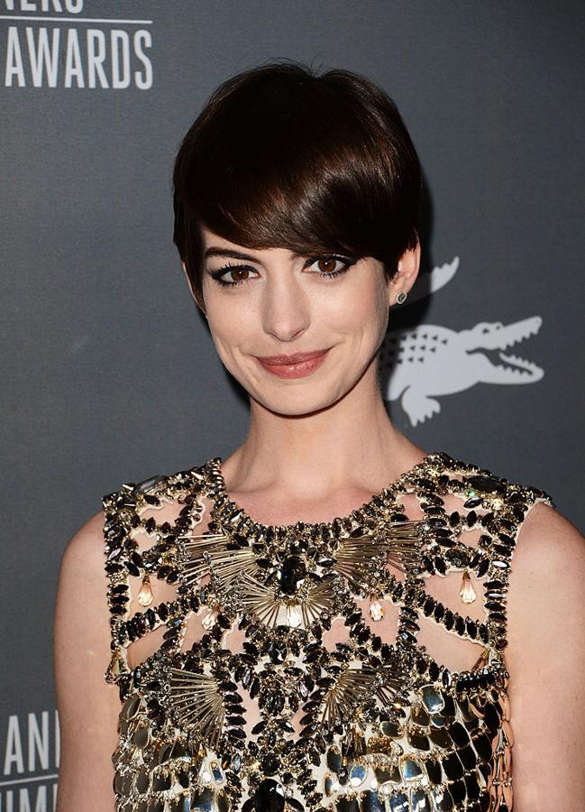 Anne Hathaway con el pelo corto, un 'garçon' con flequillo XXL y ladeado.