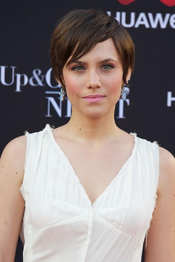 La actriz española Aura Garrido se atrevió con un corte de pelo cortio con volumen y patillas largas.