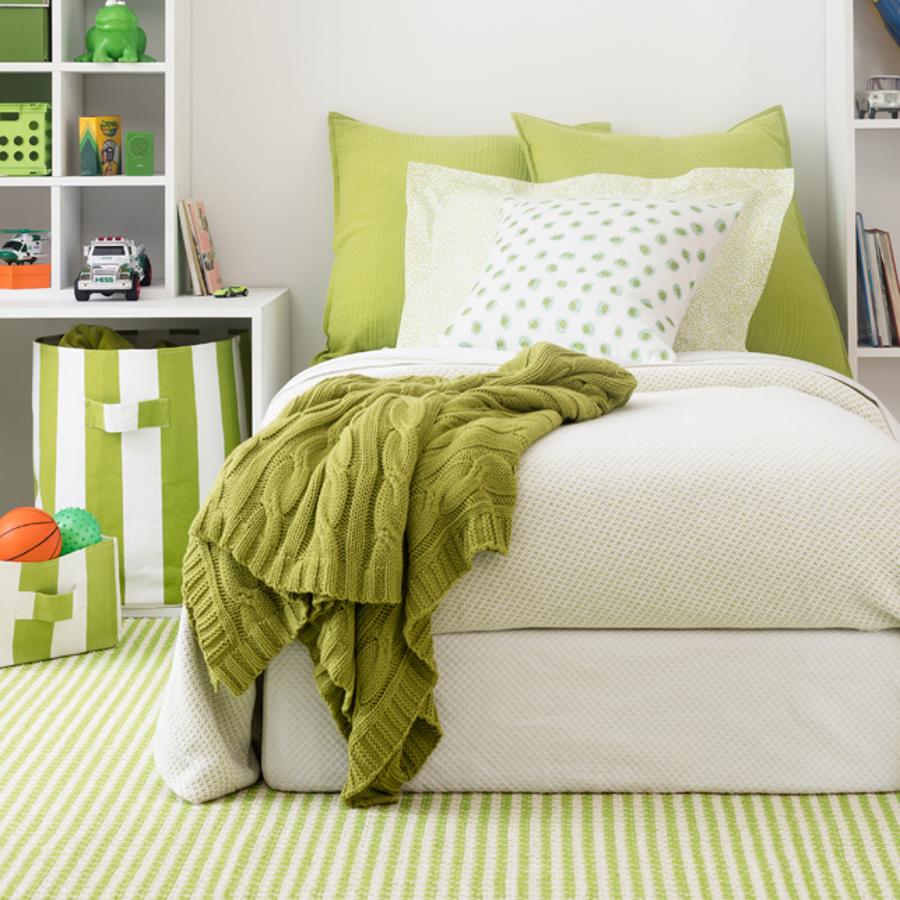 Los dormitorios más juveniles también tienen sitio para el 'greenery', que añade grandes dosis de energía a través de los textiles.